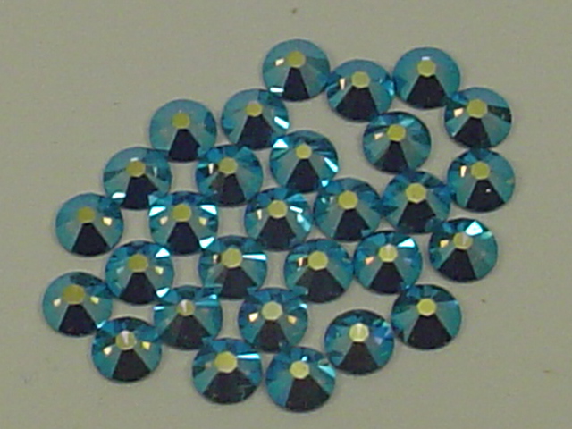 18 pcs. 30ss DENIM BLUE AB FLATBACK European Rhinestones